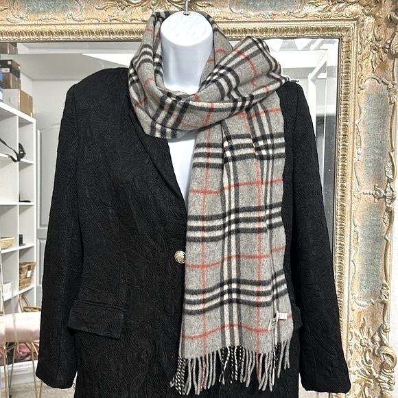 🔥 Authentic Vintage Burberrys scarf - Picture 1 of 5
